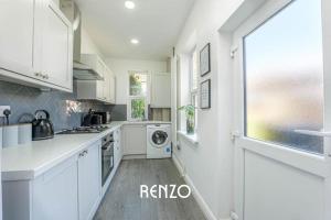 Cosy and Lovely 3-bed Home in Lincoln by Renzo, Free Wi-Fi, Sleeps 8!