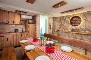 Melody Suites - 2 Apartments Rented Together as 1 Unit - Private Heated Pool