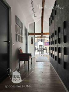 Пространства за гости Синият час - апартамент The Glass Moon