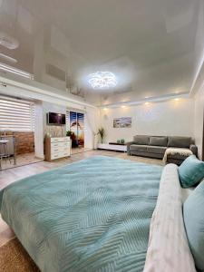 Поруч Озеро та Парк Студія