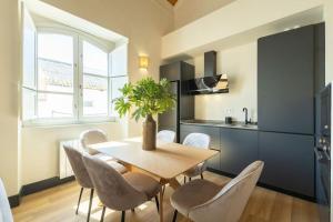 Pasaje Mallol Central Duplex by Valcambre