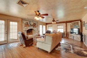 Rural Texas Villa with Hot Tub - Horses Welcome!