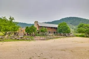 Rural Texas Villa with Hot Tub - Horses Welcome! - Vanderpool