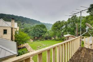 Chic Tree House Studio about 24 Mi to Bandera!