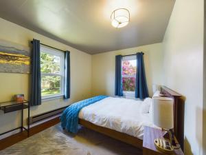 Daffodil Cottage in Downtown Packwood, WIFI, BBQ, Firepit, Smores