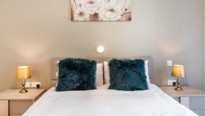 Spacious 2BR Apartment with Terrace - by HostMT