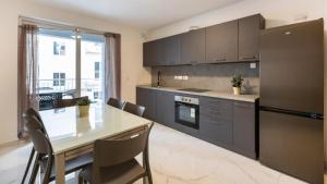Spacious 2BR Apartment with Terrace - by HostMT