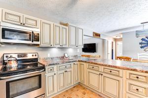 Gray Vacation Rental with Deck and Pond Access!