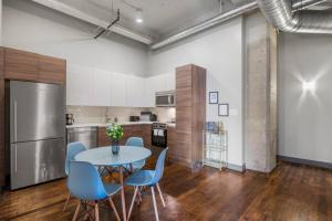 Stunning Downtown Apartment with Pool, Laundry, Parking