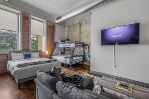 Stunning Downtown Apartment with Pool, Laundry, Parking