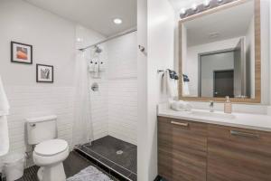 Stunning Downtown Apartment with Pool, Laundry, Parking