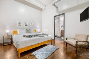 Stunning Downtown Apartment with Pool, Laundry, Parking