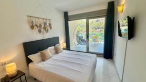 Skyline 2 Gran terraza privada y vistas a la piscina