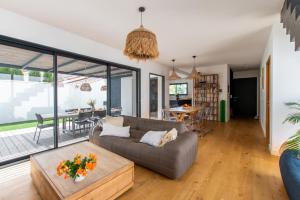 LA CONTEMPORAINE au calme avec sa piscine, wifi fibre, 8 personnes