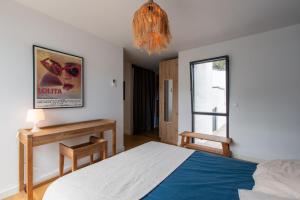 LA CONTEMPORAINE au calme avec sa piscine, wifi fibre, 8 personnes