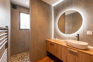 LA CONTEMPORAINE au calme avec sa piscine, wifi fibre, 8 personnes