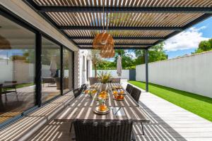 LA CONTEMPORAINE au calme avec sa piscine, wifi fibre, 8 personnes