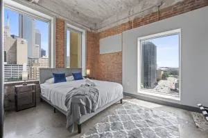 Stunning Downtown Apartment with Pool, Laundry, Parking - Lancaster