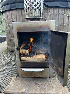 Off GRID Hobbit Hut with Wood Burning Hot tub NO SHOWER