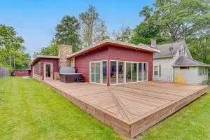 Mid-Century Modern Lake Cottage in Indiana! - Гринфилд