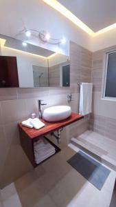 Hermoso apartamento con vista al mar y la ciudad