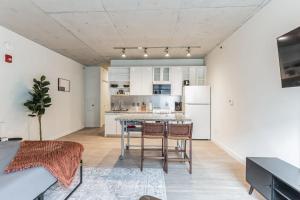 Downtown Chic New Studio Oasis Close to it All
