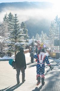 Beautiful 2BR in River Run - Kids Ski Free! condo