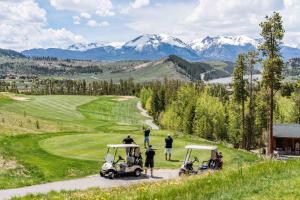 Beautiful 2BR in River Run - Kids Ski Free! condo