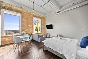 Stunning Downtown Apartment with Pool, Laundry, Parking - Lancaster