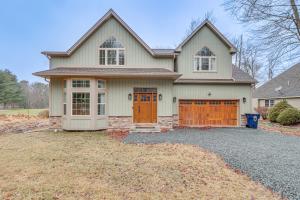 BBQ-Ready Deck: Lake Harmony Home w Fire Pit