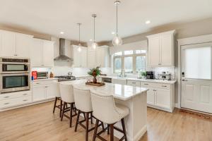 BBQ-Ready Deck: Lake Harmony Home w Fire Pit