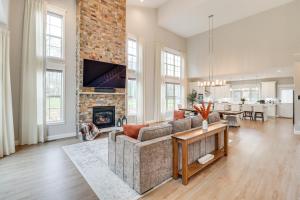 BBQ-Ready Deck: Lake Harmony Home w Fire Pit