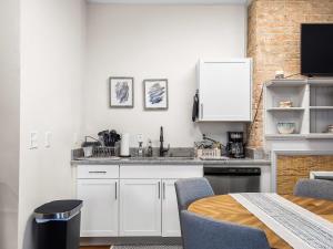 Carriage Manor - Sun Soaked 1BR - Close to CCF