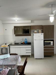 Apartamento novo região central de Ubatuba, com churrasqueira e varanda, 2 vagas - Residencial Jathy