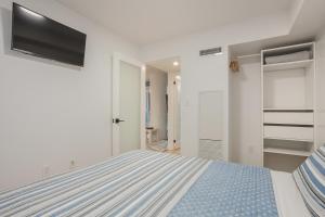 Cozy 2BR Apartment Close to CN Tower