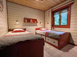 Maisons de vacances Chalet chaleureux a Cornimont - 3 chambres, terrasse, proche village et activites montagnardes - FR-1-589-296 : photos des chambres