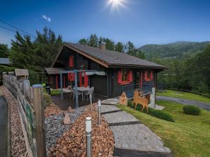Maisons de vacances Chalet chaleureux a Cornimont - 3 chambres, terrasse, proche village et activites montagnardes - FR-1-589-296 : photos des chambres