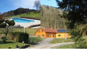 Chalet tout confort avec piscine, terrasse, et sauna privé en montagne - FR-1-589-101