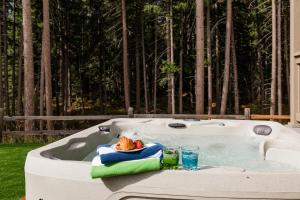 3BR Forest Cabin, Hot Tub, Game Room, Big Backyard