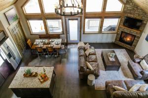 3BR Forest Cabin, Hot Tub, Game Room, Big Backyard