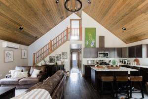 3BR Forest Cabin, Hot Tub, Game Room, Big Backyard
