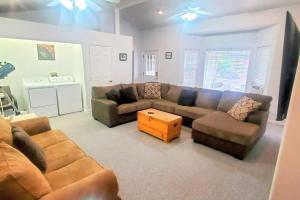 Sandstone Villa - wifi, BBQ, patios