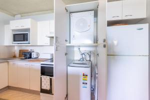 Bella Vista, 8-19 Shoal Bay Rd - views, air con and Wi-Fi