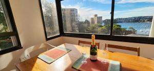 Beautiful harbour views, stylish apartment & pool