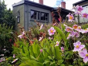 Tranquil Garden Cottage - South Hobart - Cascades