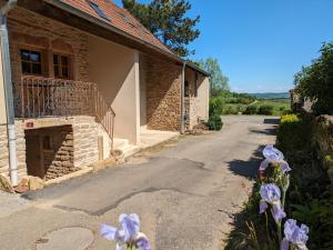 Maisons de vacances La Saugeraie - Renovated cottage for 2 in historic village : photos des chambres