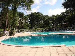 Maisons de vacances Maison les pieds dans l-eau, piscine et plage a pieds : photos des chambres