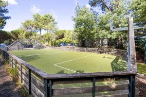 Maisons de vacances Maison les pieds dans l-eau, piscine et plage a pieds : photos des chambres