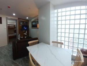 Modern 1Bedroom Condo,with heated Roofdeck pool by Mist and Pine