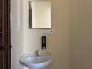 Cozy Room 1Bhk with Lift 203